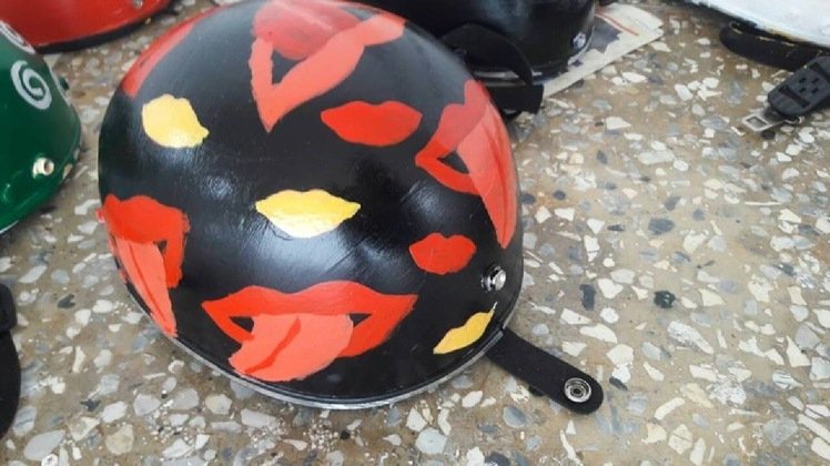 櫻花、瓢蟲、蜘蛛網(wǎng) 臺(tái)灣中學(xué)生彩繪安全帽超吸睛(圖) 櫻花、瓢蟲、蜘蛛網(wǎng) 臺(tái)灣中學(xué)生彩繪安全帽超吸睛(圖)