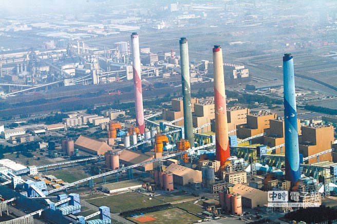 一旦推分時(shí)運(yùn)轉(zhuǎn),屆時(shí)燃油及燃?xì)舛紝⑹请娏χ饕⿷?yīng)來源。圖為臺(tái)中火力發(fā)電廠機(jī)組。(圖片來源:臺(tái)灣《中時(shí)電子報(bào)》) 一旦推分時(shí)運(yùn)轉(zhuǎn),屆時(shí)燃油及燃?xì)舛紝⑹请娏χ饕⿷?yīng)來源。圖為臺(tái)中火力發(fā)電廠機(jī)組。(圖片來源:臺(tái)灣《中時(shí)電子報(bào)》)