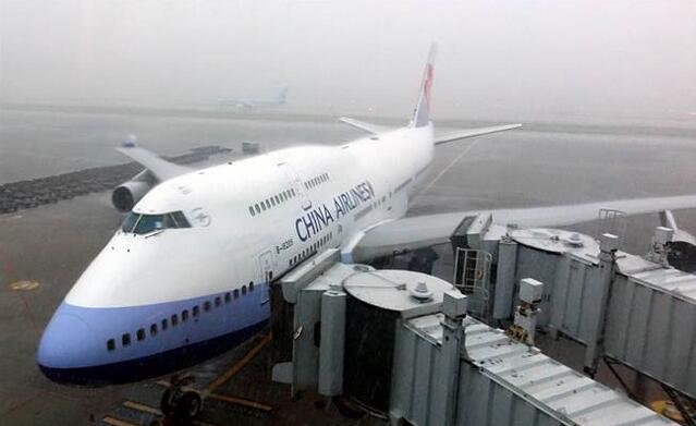 臺(tái)灣桃園機(jī)場(chǎng)導(dǎo)航系統(tǒng)遭雷擊,嚴(yán)重塞機(jī)。(圖片來(lái)源:臺(tái)灣《中時(shí)電子報(bào)》) 臺(tái)灣桃園機(jī)場(chǎng)導(dǎo)航系統(tǒng)遭雷擊,嚴(yán)重塞機(jī)。(圖片來(lái)源:臺(tái)灣《中時(shí)電子報(bào)》)