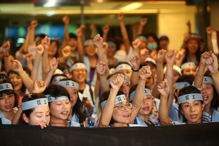 華航因空服員罷工取消24日8個航班 1590人受影響 華航因空服員罷工取消24日8個航班 1590人受影響