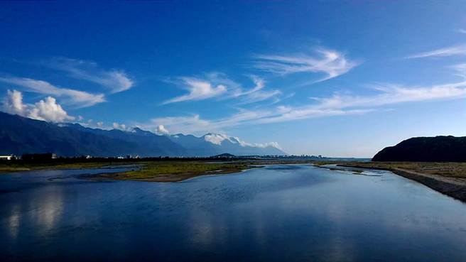 隨著強烈臺風“尼伯特”持續(xù)逼近臺灣中,位于臺灣東部的花蓮溪出海口出現(xiàn)卷云,呈現(xiàn)風暴前的寧靜 隨著強烈臺風“尼伯特”持續(xù)逼近臺灣中,位于臺灣東部的花蓮溪出海口出現(xiàn)卷云,呈現(xiàn)風暴前的寧靜