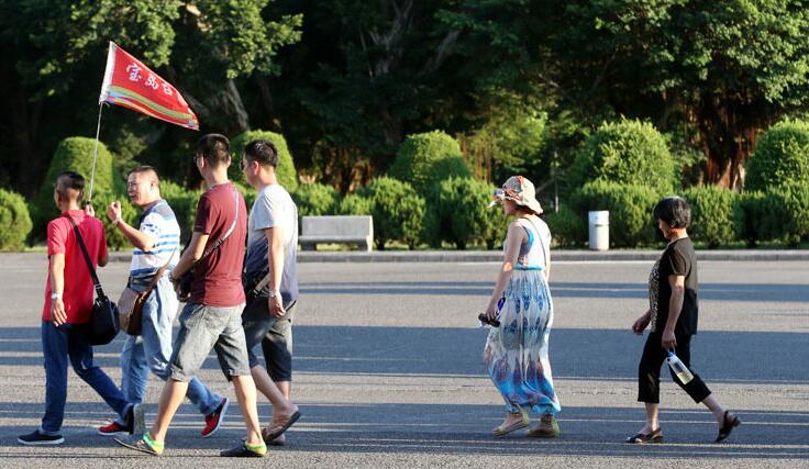 陸客赴臺人數銳減,對旅游業界造成沖擊,圖為導游手持“寶島臺灣”旗幟,帶領陸客參觀臺北中山紀念館 陸客赴臺人數銳減,對旅游業界造成沖擊,圖為導游手持“寶島臺灣”旗幟,帶領陸客參觀臺北中山紀念館