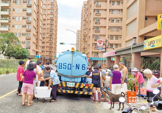 高雄供水進度1天跳票3次 市民打3000通電話轟炸市府 高雄供水進度1天跳票3次 市民打3000通電話轟炸市府