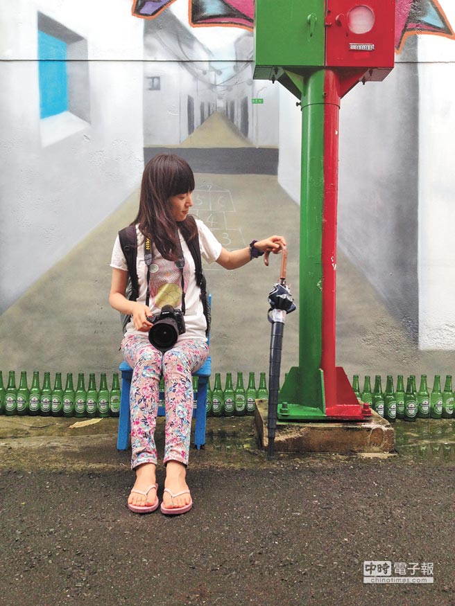 個(gè)人游陸客和路邊的郵筒合影 個(gè)人游陸客和路邊的郵筒合影