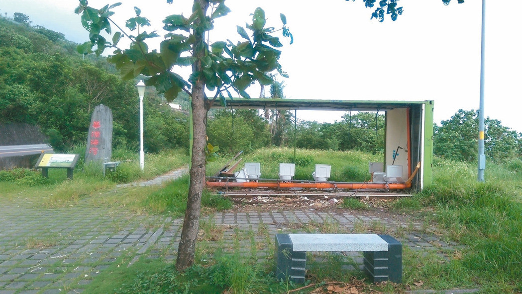 太麻里“華源海灣”公廁,遭臺風吹壞,沒了門面及隔板,透視空間成了另類特色 太麻里“華源海灣”公廁,遭臺風吹壞,沒了門面及隔板,透視空間成了另類特色