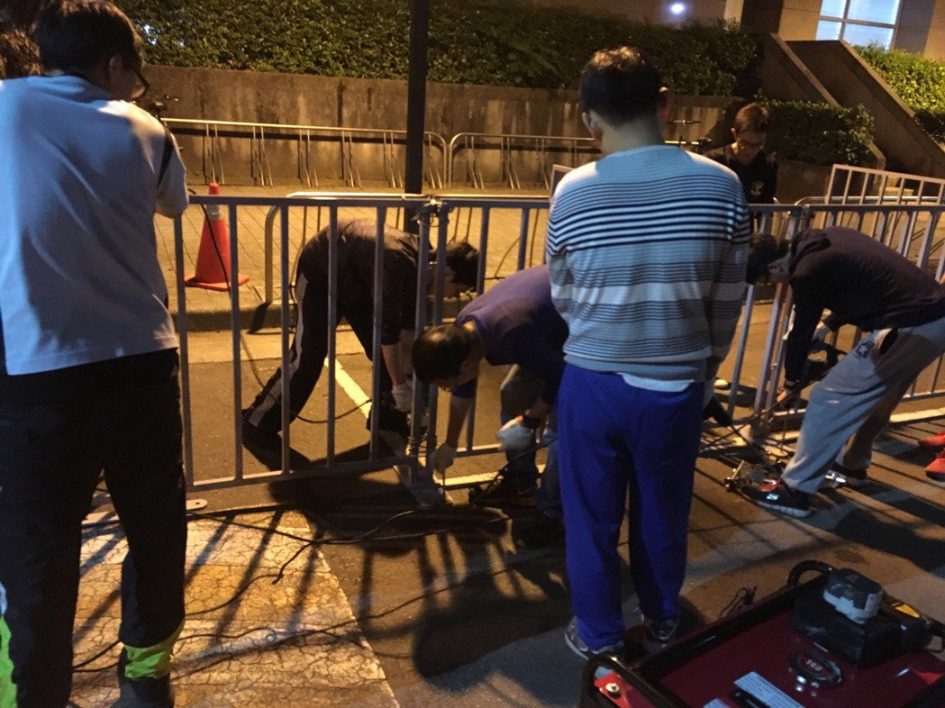 臺中百名警察深夜加班至清晨 臺中百名警察深夜加班至清晨