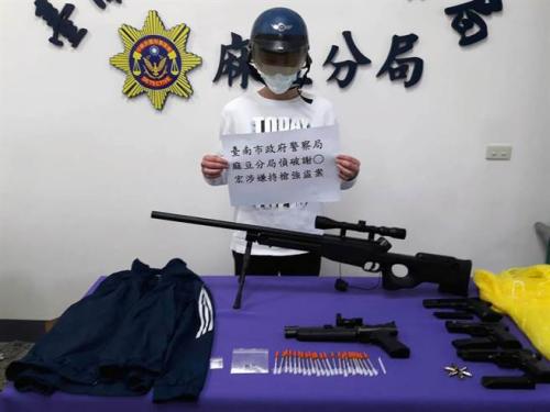 謝姓男子持模型槍27日清晨先后到兩家超市搶劫,得手2500元(新臺幣)后載著女友去買毒,警方掌握情況后,不到2小時就將人逮捕到案,一并查獲毒品通緝犯的女友。圖片來源:臺灣中時電子報。攝影:萬于甄。