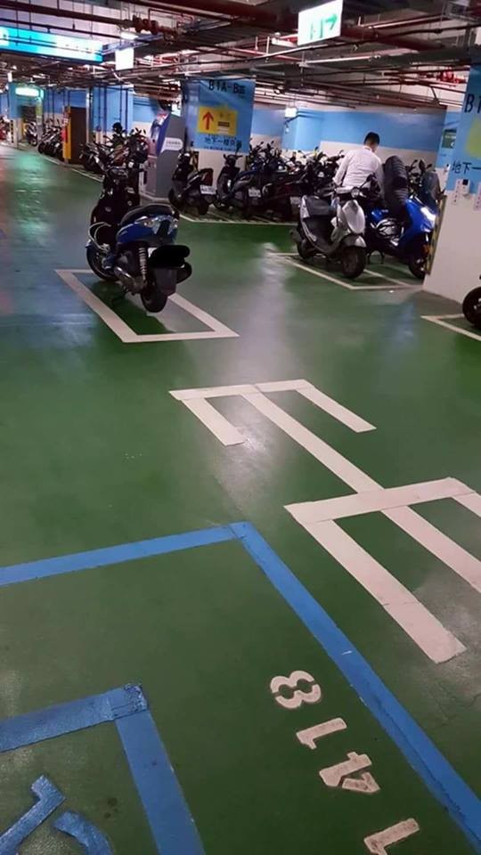 巧停摩托車 眾網(wǎng)友傻眼:考慮過語文老師的感受么? 巧停摩托車 眾網(wǎng)友傻眼:考慮過語文老師的感受么?