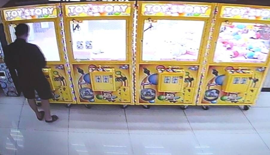 抓娃娃屢戰(zhàn)屢敗 臺一男子用磁鐵巧獲藍(lán)牙音箱(圖) 抓娃娃屢戰(zhàn)屢敗 臺一男子用磁鐵巧獲藍(lán)牙音箱(圖)