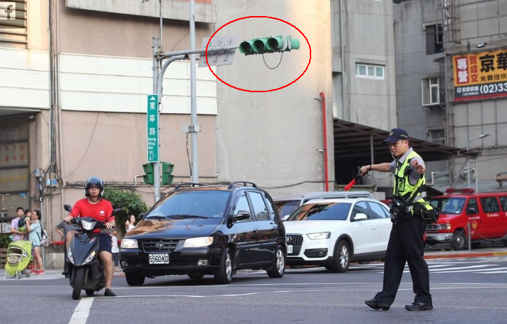 臺灣大型電廠連續跳機,下班高峰期交通信號燈全黑。(圖片來源:臺灣《聯合報》) 臺灣大型電廠連續跳機,下班高峰期交通信號燈全黑。(圖片來源:臺灣《聯合報》)