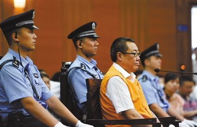 昨日,被告人楊達(dá)才在庭審現(xiàn)場(chǎng)。 新華社發(fā)