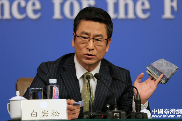 政協委員白巖松展示“綠色”道具:手絹和地鐵卡 政協委員白巖松展示“綠色”道具:手絹和地鐵卡