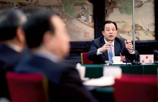 全國兩會期間,黑龍江省省長陸昊在黑龍江團組開放日稱龍煤集團沒有少發一個月工資。這一因領導掌握信息不準確而導致的失實表態,激化了龍煤欠薪矛盾。