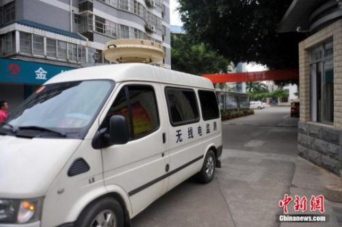 資料圖:2015年6月7日至8日,為保障高考秩序,廣西官方出動(dòng)無(wú)線(xiàn)電監(jiān)測(cè)車(chē)。