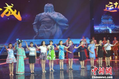 �Y�ψD�������fɽ�����L(f��ng)�⡷��(ji��)Ŀ�У�ɽ��11��(g��)���е���ί��ӛ�����L(zh��ng)�����L(zh��ng)��һ�μ��w���R���ƽ����Ρ��D��17��ԓ��(ji��)Ŀ�C��(ji��ng)���(hu��)�F(xi��n)��(ch��ng)������ �z