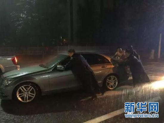 邢臺夫妻同心抗洪災(zāi) 顧不上家中還未斷奶孩子 邢臺夫妻同心抗洪災(zāi) 顧不上家中還未斷奶孩子