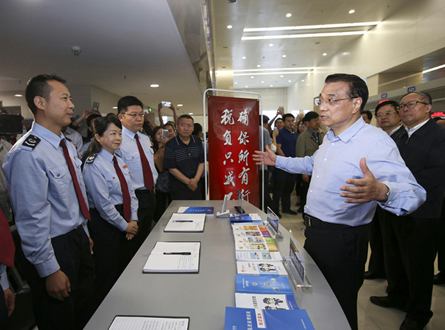 2016年5月23日,李克強(qiáng)總理考察湖北十堰市民服務(wù)中心,細(xì)詢營(yíng)改增實(shí)施效果,并再次重申“所有行業(yè)稅負(fù)只減不增”。