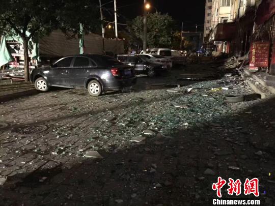 蘭州電石車爆炸多人受傷 周邊居民樓玻璃被震碎 蘭州電石車爆炸多人受傷 周邊居民樓玻璃被震碎