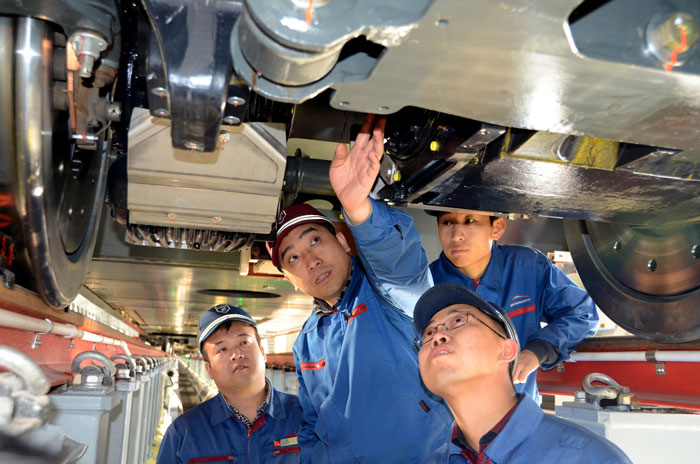 唐云鵬(左二 )正在講解故障排查方法 資料圖