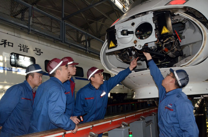 唐云鵬(右二) 資料圖