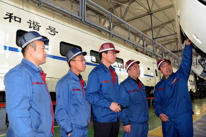 唐云鵬(左二 ) 資料圖