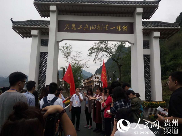 ���W�jý�w���D�ġ����ܣ��F�݊�ɽ�P��һ�lС���پ������L����ɽ������w����