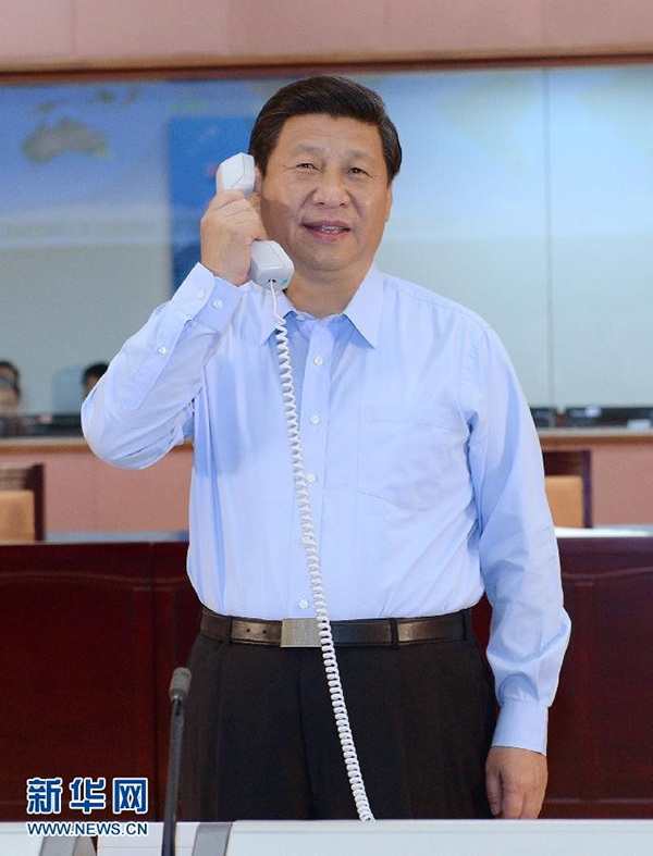 2013年6月24日,中共中央總書(shū)記、國(guó)家主席、中央軍委主席習(xí)近平來(lái)到北京航天飛行控制中心,同正在天宮一號(hào)執(zhí)行任務(wù)的神舟十號(hào)航天員聶海勝、張曉光、王亞平親切通話(huà)。新華社記者 馬占成 攝