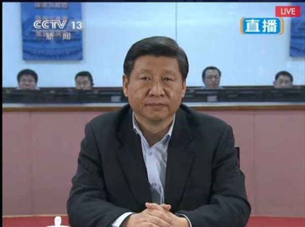 2013年12月15日習(xí)近平在北京航天飛行控制中心觀(guān)看嫦娥三號(hào)著陸器、巡視器互拍成像實(shí)況,習(xí)近平聚精會(huì)神地觀(guān)看顯示屏上的三維演示和各項(xiàng)參數(shù),聆聽(tīng)著擴(kuò)音器里傳出的各項(xiàng)口令。(圖片來(lái)源:央視視頻截圖)