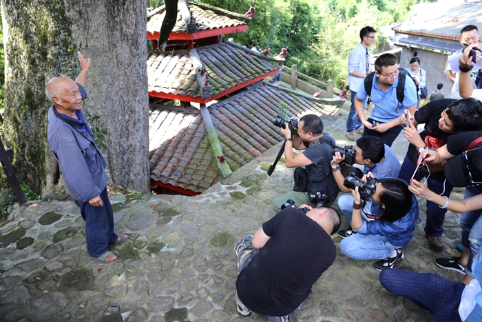 【網(wǎng)絡(luò)媒體“走轉(zhuǎn)改”】重走長征路 原來你們是這樣的網(wǎng)媒記者! 【網(wǎng)絡(luò)媒體“走轉(zhuǎn)改”】重走長征路 原來你們是這樣的網(wǎng)媒記者!