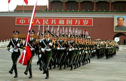 探訪天安門國旗護衛隊:每天握啞鈴練展臂8小時 探訪天安門國旗護衛隊:每天握啞鈴練展臂8小時