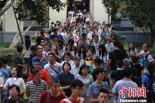 �����οͅ��^�Ͼ����y�����^�����󲨡��z