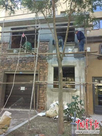 小區內正在施工的建筑。