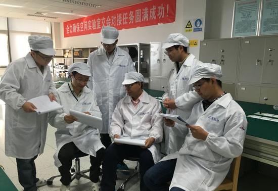 孫武(右三)和蔣清富(左二)帶領團隊為交會對接做準備