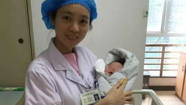 孕婦醫(yī)院門口把孩子生在褲襠里 女醫(yī)生用嘴吸羊水