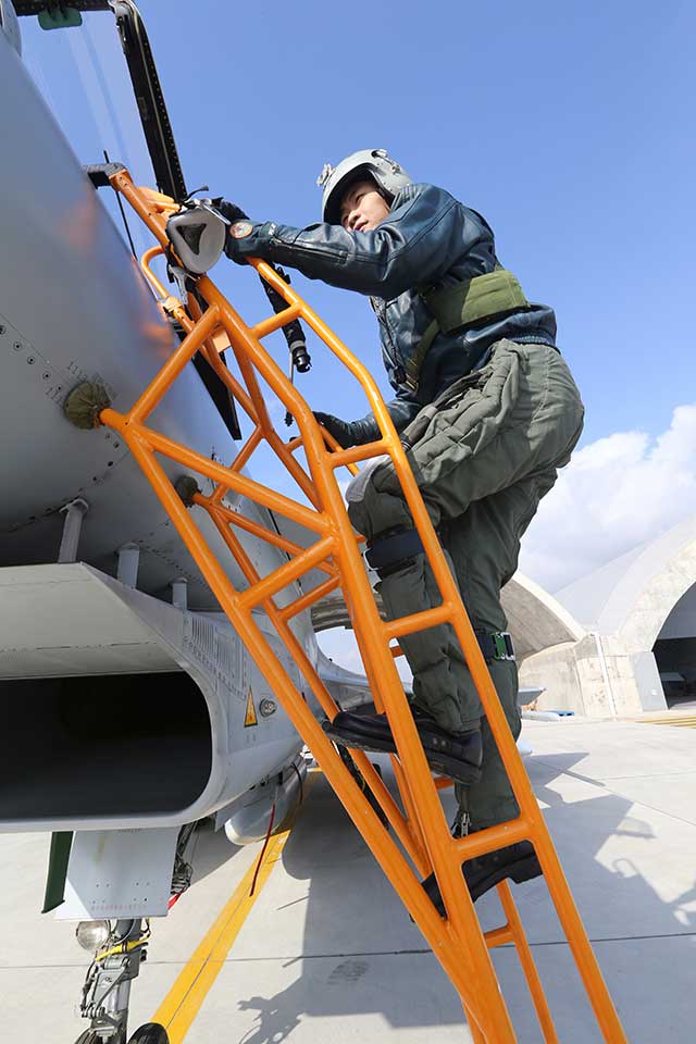 步佳文登上戰機 步佳文登上戰機