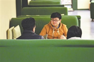  2��2�գ��ɶ������R�����������¼�����δ�ϴ������^һ�ٵ����������󣩺����ӽ��ܳɶ��̈���L ���zӰ ����