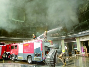 火災現場濃煙滾滾,消防人員在現場展開救援。