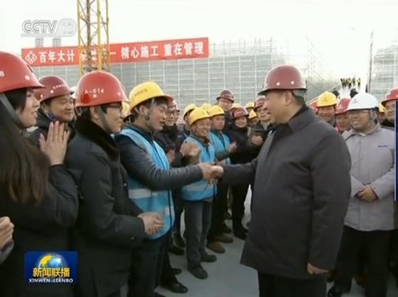 總書記跟這名河南籍工人握了很長時間手,聊起了家常。