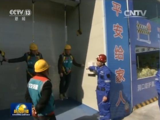 北京城市副中心建設指揮部辦公室主任鄭志勇:當時農民工正接受這種體驗,總書記問他穿著這個鞋,釘子能不能扎穿?上頭落下來的物體會不會把腳扎傷?總書記還關心說這個鞋是你們發的還是他們自己買的?我們說這是勞動保護,都是我們統一發的,沒想到總書記會問這么細的問題。