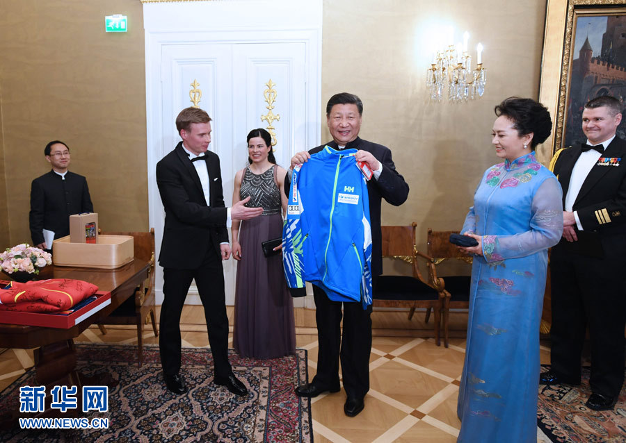 當地時間4月5日晚,國家主席習近平和芬蘭總統尼尼斯托在赫爾辛基共同會見剛剛參加完2017年世界花樣滑冰錦標賽的中芬兩國冰雪運動員代表。習近平夫人彭麗媛和尼尼斯托夫人豪吉歐參加會見。這是芬蘭運動員向習近平和夫人彭麗媛贈送運動衣。新華社記者 饒愛民 攝