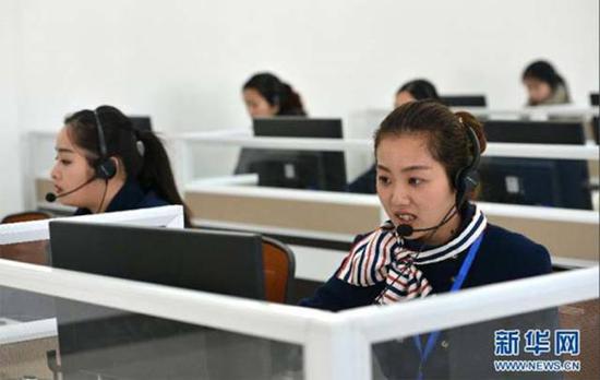 2015年2月14日,淮安市公安局陽光警務(wù)平臺(tái)“人工訪評(píng)中心”工作人員莊陽陽對(duì)服務(wù)對(duì)象所涉及事項(xiàng)的辦結(jié)情況進(jìn)行電話回訪。新華社發(fā)(周洪明 攝)