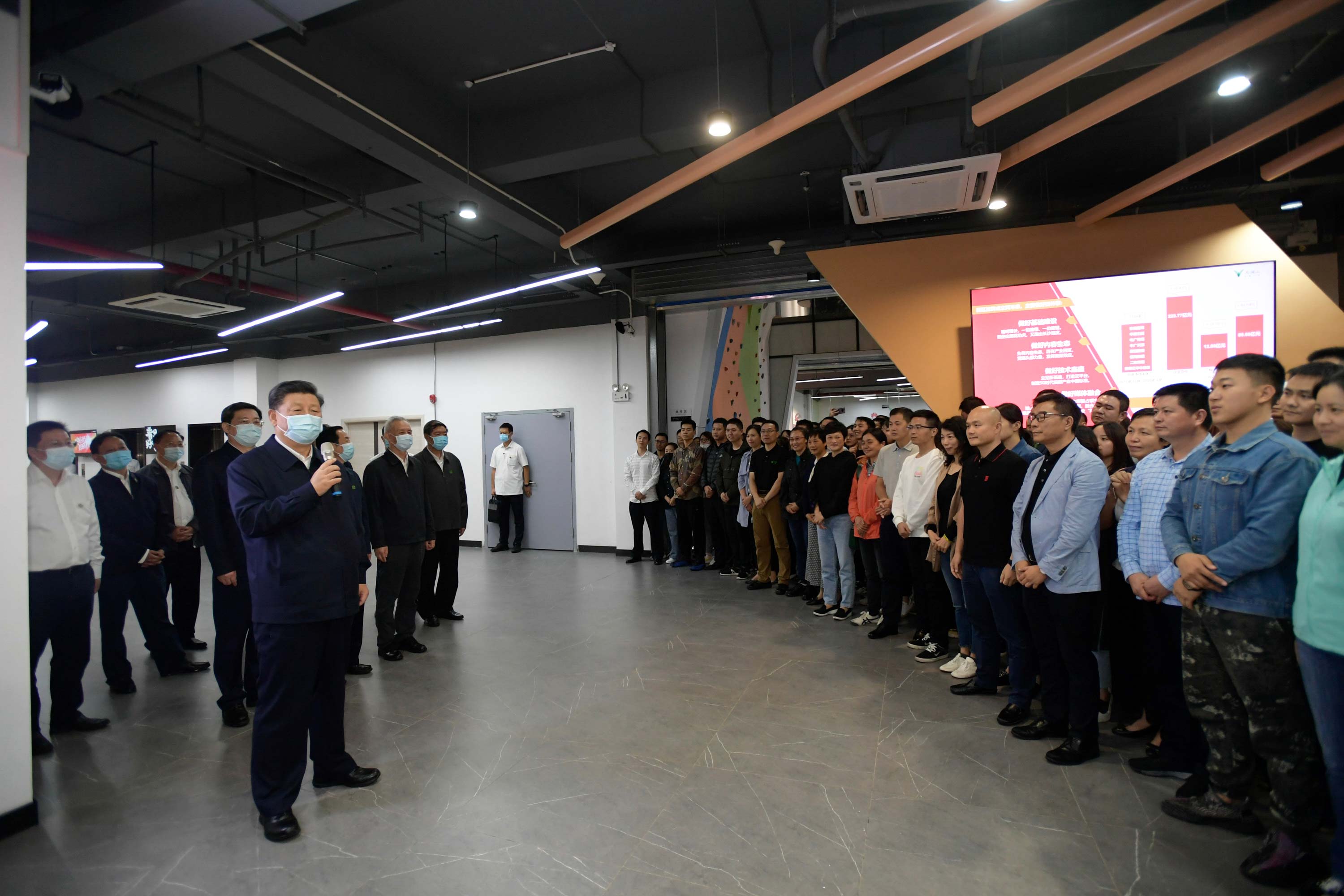 9��16����18�գ��й����뿂��ӛ��������ϯ������܊ί��ϯ����ƽ�ں��Ͽ��졣�@��17�����磬����ƽ���R��ɽҕ�l�Ą��a�I�@����r��ͬ����ĘI�ˆT�H�н�����