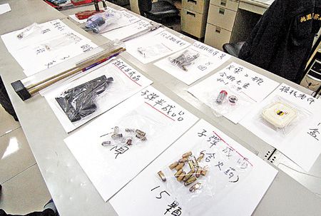 曾在臺軍海軍陸戰(zhàn)隊服役的32歲男子鄭文龍,長期在新竹關西私設兵工廠改槍販售,由于質量精良,單把黑市價高達50000元新臺幣。圖片來源:臺灣《中國時報》