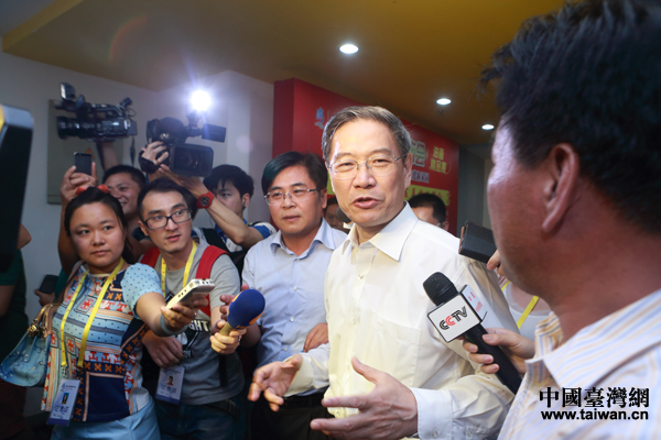 �ɰ���ɫ�R��(hu��)�F(xi��n)��(ch��ng)