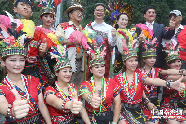 張志軍身著泰雅服裝,與村寨鄉(xiāng)親一起合影 張志軍身著泰雅服裝,與村寨鄉(xiāng)親一起合影