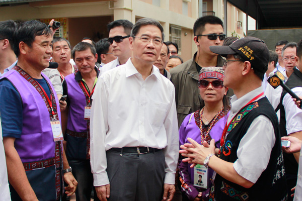 張志軍在小林社區(qū)參訪,認(rèn)真聽取村民對(duì)社區(qū)情況的介紹 張志軍在小林社區(qū)參訪,認(rèn)真聽取村民對(duì)社區(qū)情況的介紹