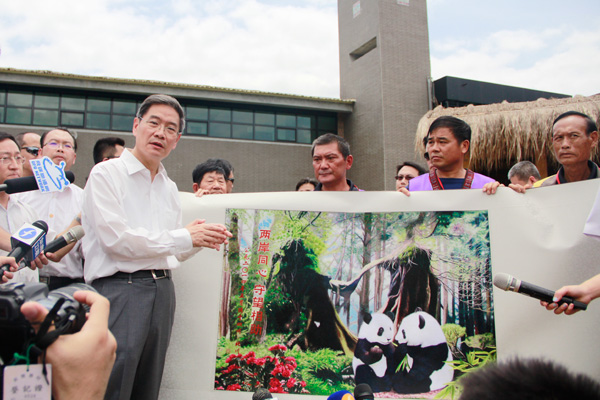 張志軍在小林社區(qū)參訪,向小林村贈(zèng)送羌繡《兩岸同心 守望相助》作為禮物 張志軍在小林社區(qū)參訪,向小林村贈(zèng)送羌繡《兩岸同心 守望相助》作為禮物