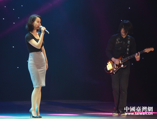 北大十佳歌手馬曉琳為兩岸青年獻(xiàn)唱歌曲《hello dolly》。 北大十佳歌手馬曉琳為兩岸青年獻(xiàn)唱歌曲《hello dolly》。