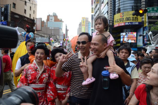 路人爭與新北市長朱立倫合影,展現(xiàn)朱的超人氣 路人爭與新北市長朱立倫合影,展現(xiàn)朱的超人氣