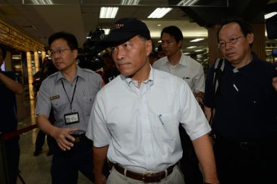 臺灣“交通部長”及調(diào)查人員趕赴澎湖墜機現(xiàn)場。(臺媒圖) 臺灣“交通部長”及調(diào)查人員趕赴澎湖墜機現(xiàn)場。(臺媒圖)